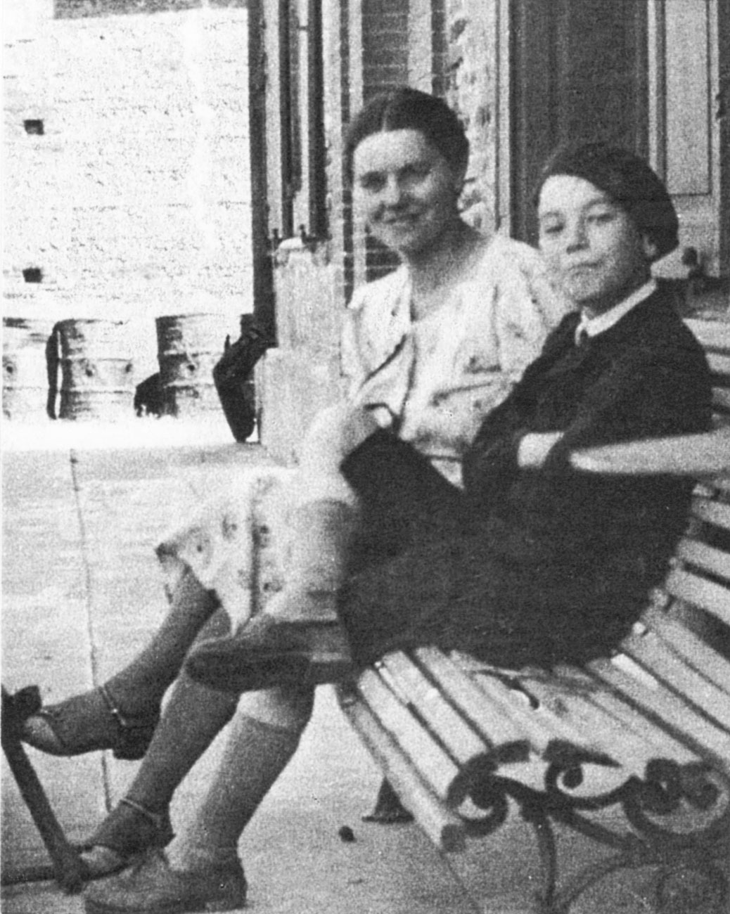 Philippe Foré avec sa mère Augusta devant leur maison à Bérat.