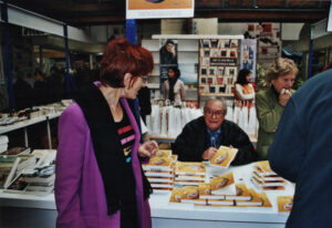 Myriam Alazard-Clavel en compagnie de Foré, en séance de dédicace de “L’œuf du jour”, à la Foire Internationale du Livre à Brive en novembre 2004. Photo de Myriam Alazard-Clavel.