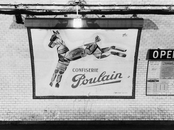 Peinture sur toile pour Poulain sur les quais du métro parisien, 1953.