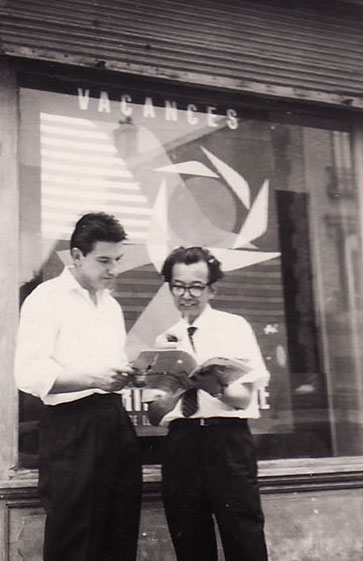 Foré en compagnie de Hiroshi Ohshi devant une de ses affiches pour la Loterie Nationale, 1960.