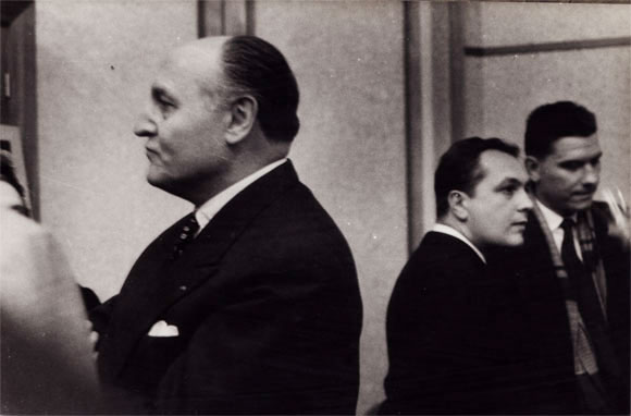 Foré assiste à une réunion professionnelle. Nous le voyons en compagnie de deux autres affichistes, Jean Carlu (à gauche) et Amalric. 1961.